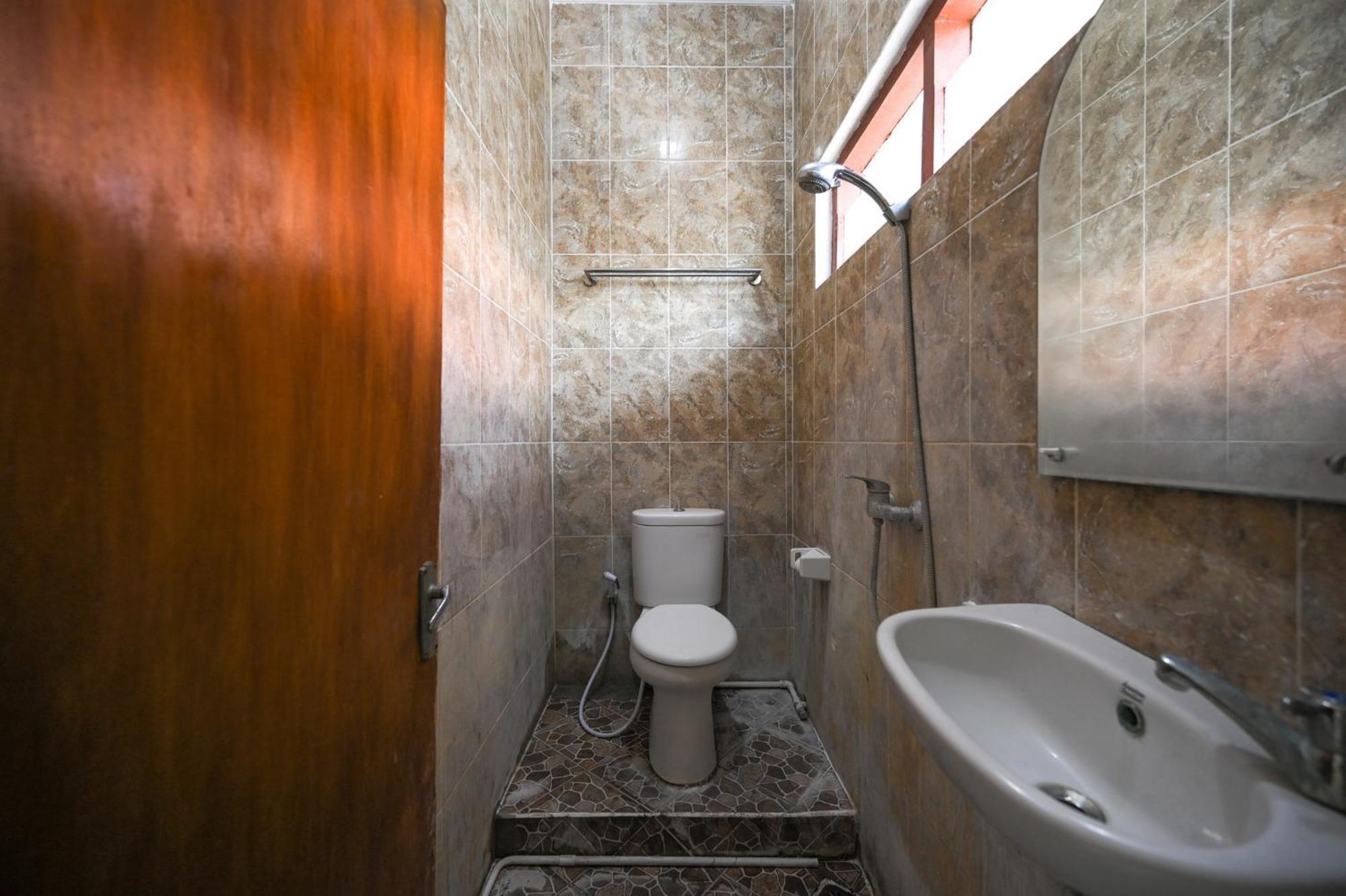 Ceria Guesthouse Seminyak Mitra Reddoorz 外观 照片